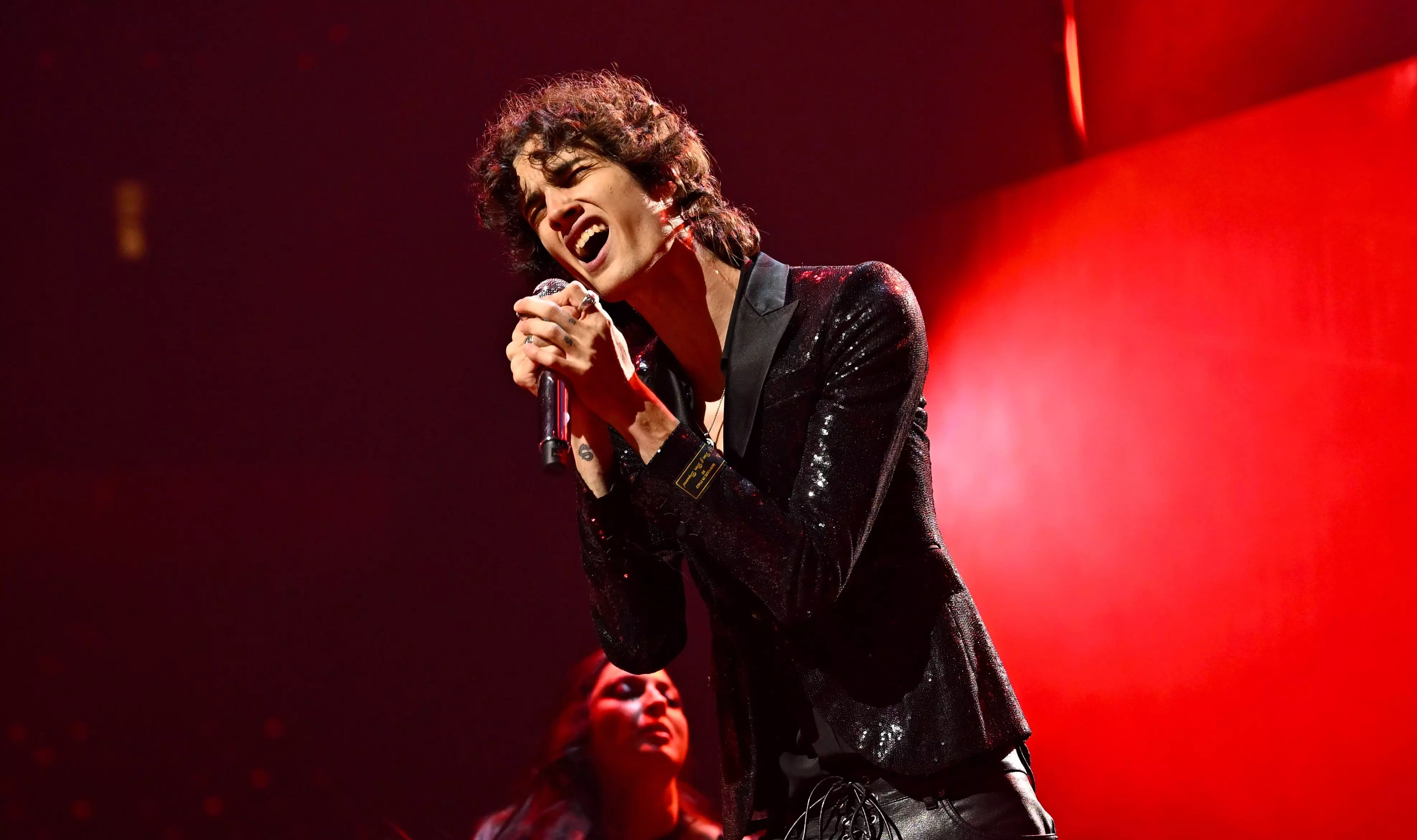 Sombr performing on tour